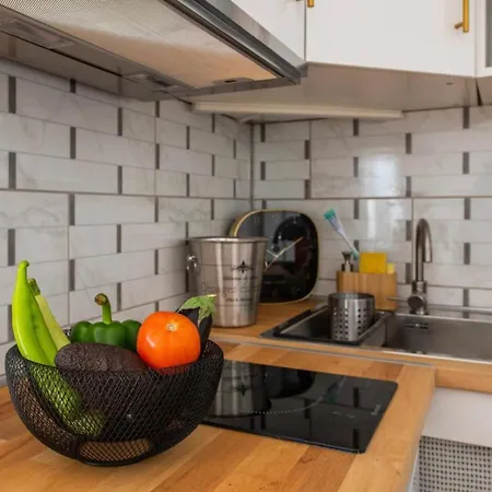 Joli A Cote De La Tour Eiffel, Javel Et De Expo