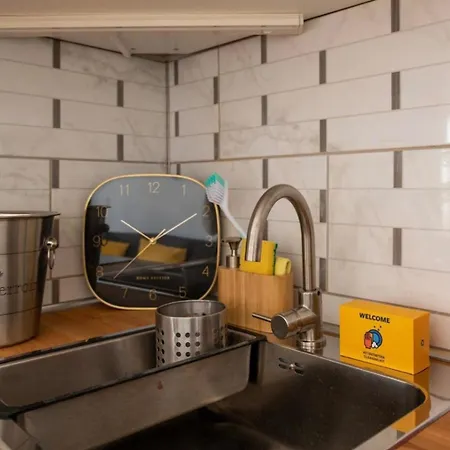 Joli A Cote De La Tour Eiffel, Javel Et De Expo Paryż