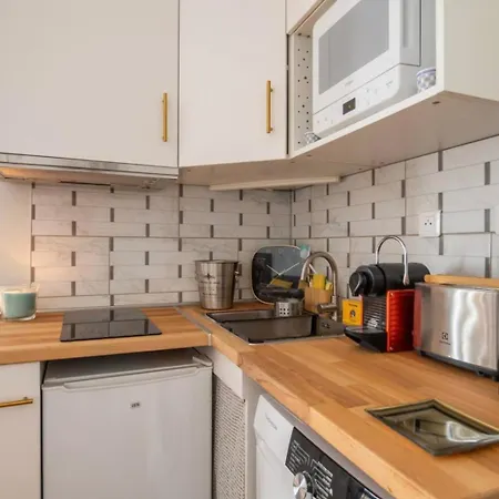 Joli A Cote De La Tour Eiffel, Javel Et De Expo