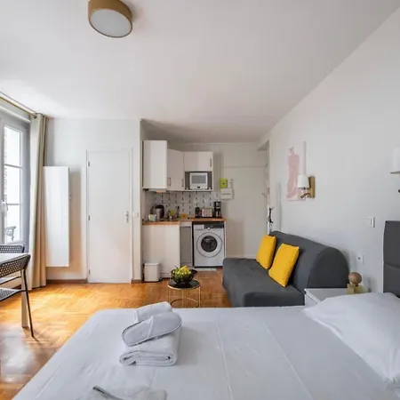 Joli A Cote De La Tour Eiffel, Javel Et De Expo