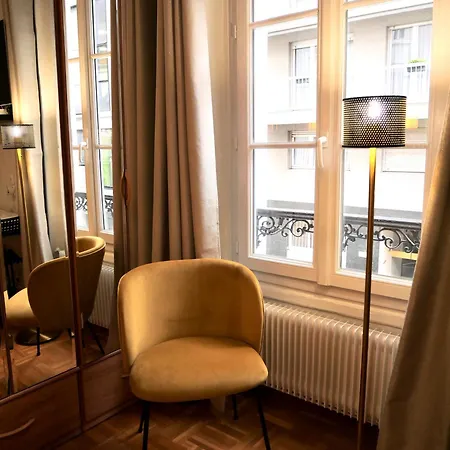 Joli A Cote De La Tour Eiffel, Javel Et De Expo Paryż